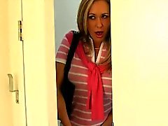 MILF fing Kerl fucking ihre Freundin im Schlafzimmer