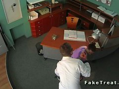 Arzt bumst sexy Babe im Warteraum Von der Überwachungskamera