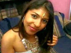 Indiase chick neemt op twee lullen