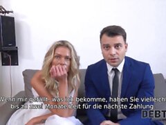 "Debt4k Headige Blondine Genießt Sex, Während der Cuckold-Bräutigam Zuschaut"