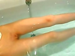 18yo digitación muchacha flaca en una jacuzzi