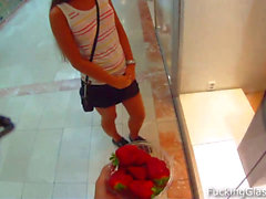 zuckersüßen Erdbeer- Promesita lotrecht bei ein Toilette