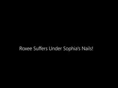 İngiltere gıdıklama Roxee, Sophia s Nails altında acı çekiyor