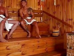 Gangbangs et beaux seins porno fille sexy avec d'énormes seins naturels avec deux hommes dans le sauna, épisode 2, à l'intérieur - Sunporno