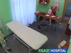 FakeHospital Doctors Sexig blondin hustru fordrar hans efterkommande på sitt kontor