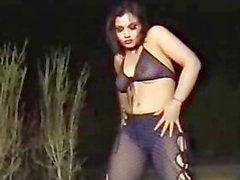 Music için saydamdır Kara Şalvarın içinde gyrating muslim Pakistanlı Mujra dansçı