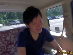Asian cums na parte de trás do carro