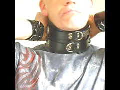 Sklave Thomas legt sich ein Halsband um escravo colar de fixação