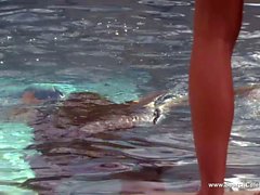 Scena Madchen Amicucci vasca bikini del - Californication S02E08