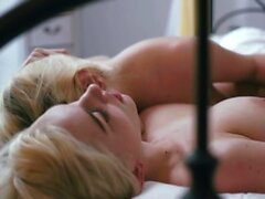 Gorgeous sluts Kenna James och Skye Blue slickar mesar