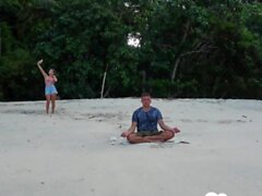 Meditation på stranden slutade med en avsugning