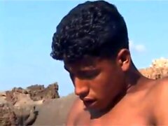 Twink Túnez Magmenta su gran polla árabe cerca de la playa