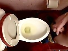 Diaper gaies petit minet le papa Débarquement dans le bol du toilettes