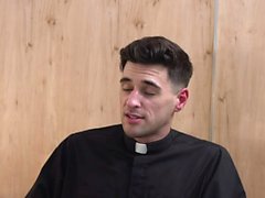 YesFather - Секси Священник Трахается католик Специальность школа мальчик с дилдо