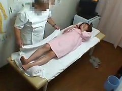 Une étudiante asiatique se rend chez les médecins pour une physicale désagréable