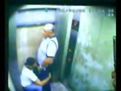 Padre e hijo puta atrapados en el ascensor