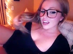 Kayden Kross tem uma masturbação softcore hoje