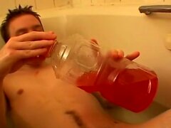 Piss Young homme aimant jouant avec sa bite dans un bain moussant