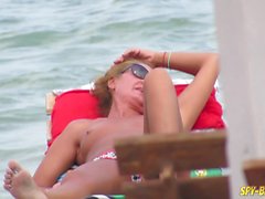 Topless Amateur MILF - Voyeur Strand närbild