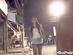 Streetwalker philippines pompe un bite moyenne et obtient moule en crème