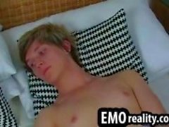 Blondine emo personalisierten Botschaft mit einem engen Stelle und d brennenden zu cum