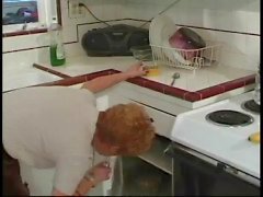 Classic Granny Diane Richards takoi vuonna keittiössä