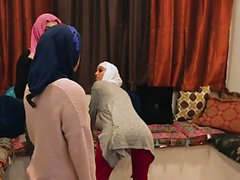 BFFS - Des étudiants musulmans et slutty se défont des normes culturelles