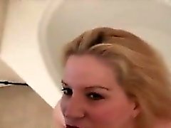 Fat Blonde Frau Titty fucking ihr Liebhaber