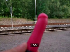 Öffentliches Mittel Mia Trejsi fickt Pussy mit einem Dildo