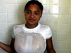 Petit 18yr vieil Busty ado noirs de prendre une douche