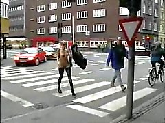 Delle ragazze scopano per strada