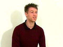 Young UK Teen Rob K Jerks su gruesa polla después de la entrevista