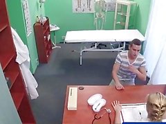 FakeHospital Stud attrapé donnant infirmière un creampie