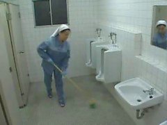 De la enfermera Asia y Cleaning Lady ayudar al paciente a tirón Off