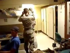 Exército Str8 Guy Stiptease nos Barracks