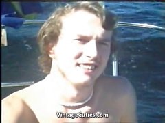 Jeune couple de détente sur le Yacht ( années 1970 Vintage )