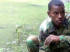Cabina di forza giovane ragazzo soldier al fiume