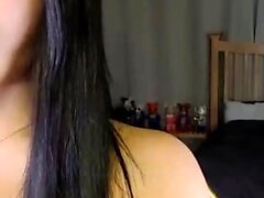 namorada amadora se masturbando na webcam com os dedos