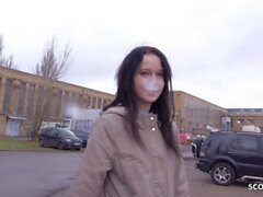 Scout allemand - Petite fille timide ramassage et baise brutale dans la rue