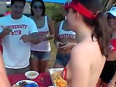 College Girls clignotantes leurs seins à une fête hayon