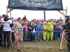 Festivaali Norjassa, jossa on alasti peeps menossa Tribal
