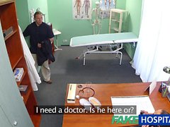 FakeHospital Горячие брюнет медсестра дает пациенту некоторую секс