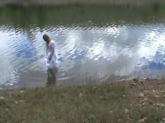 Vestido de casamento grande em um lago