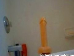 Brunette speelt met grote dildo