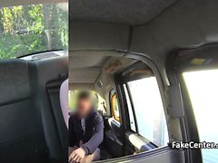 Redhead tätowierte BBW im Taxi gefickt