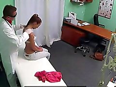 Hermoso de los pacientes follado por médico en el hospital falsos