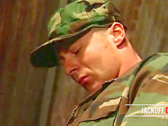 Soldaten besorgen frech und die Anteile herumtollen Games in Armee Ruheraum