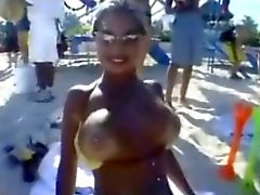 Spostando Boobs sulla spiaggia BVR