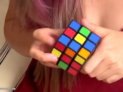 Busty asiático adolescente desiste de resolver cubo de Rubik e joga