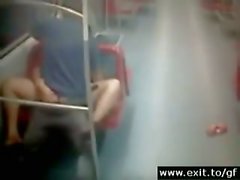 Sexo del tubo desvergonzado en el metro de